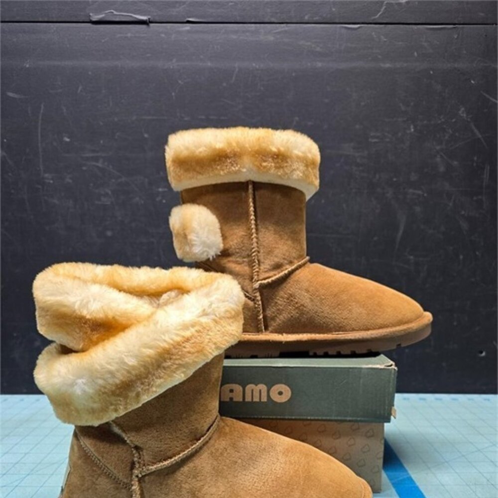 new in box Lamo Essentials Chestnut Suede Boots size 7